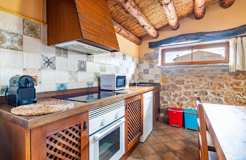 Vilar de Canes Casa | Casa de vacaciones 'Casa Relax' con vistas a la montaña, piscina compartida y Wi-Fi