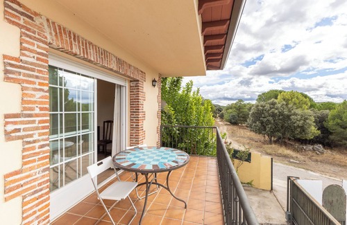 La Adrada Chalet De Esquí | Casa de vacaciones 'Chalet El Castillo' con piscina privada, Wi-Fi y aire acondicionado