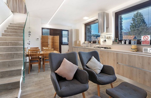 Cesara Casa | Casa vacacional 'Casa de piedra renovada con encanto' con vistas a las montañas