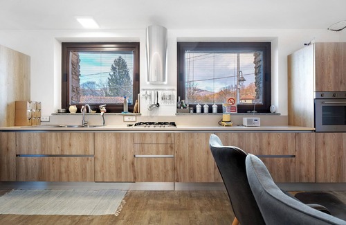 Cesara Casa | Casa vacacional 'Casa de piedra renovada con encanto' con vistas a las montañas