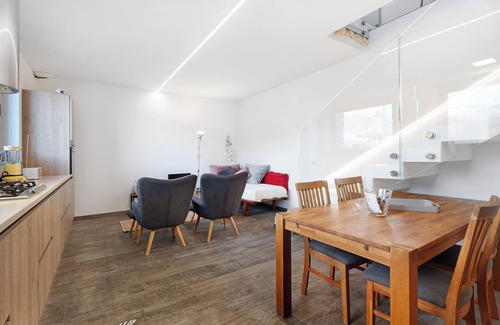 Cesara Casa | Casa vacacional 'Casa de piedra renovada con encanto' con vistas a las montañas