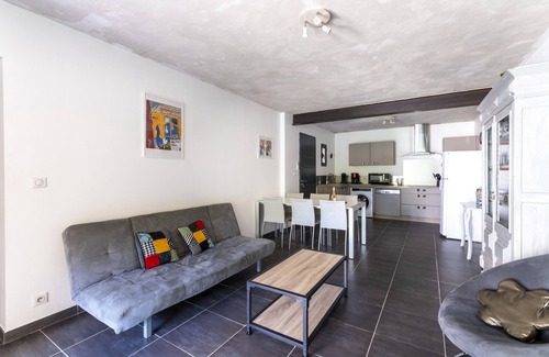 Camaret-sur-Aigues Casa | Casa de vacaciones 'Petit Gîte De Tante Berthe' con vistas a la montaña, piscina compartida y Wi-Fi