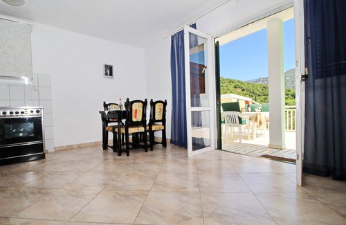 Hodilje Casa | Holiday Home Gea - Casa de vacaciones de tres dormitorios con terraza y vistas parciales al mar