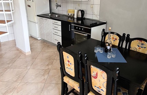 Hodilje Casa | Holiday Home Gea - Casa de vacaciones de tres dormitorios con terraza y vistas parciales al mar