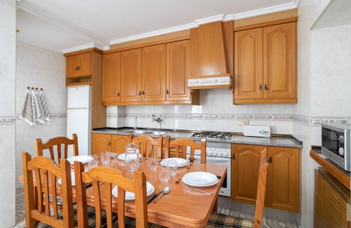 Alicante Casa | Casa Vacacional 'Geranio' con Terraza Privada, Wi-Fi y Aire Acondicionado