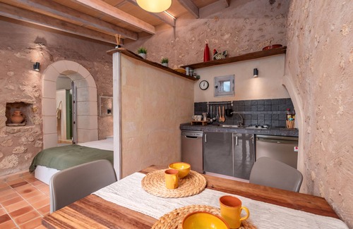 Costitx Casa | Casa de vacaciones 'Groc' con vistas a la montaña, piscina compartida y Wi-Fi