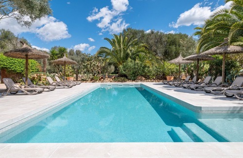 Costitx Casa | Casa de vacaciones 'Groc' con vistas a la montaña, piscina compartida y Wi-Fi