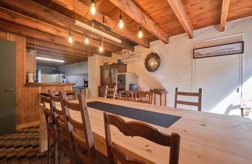 Besse Casa | Casa de vacaciones 'L'auberge Du Bati' con vistas a la montaña, balcón y Wi-Fi