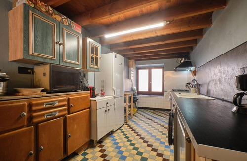 Besse Casa | Casa de vacaciones 'L'auberge Du Bati' con vistas a la montaña, balcón y Wi-Fi