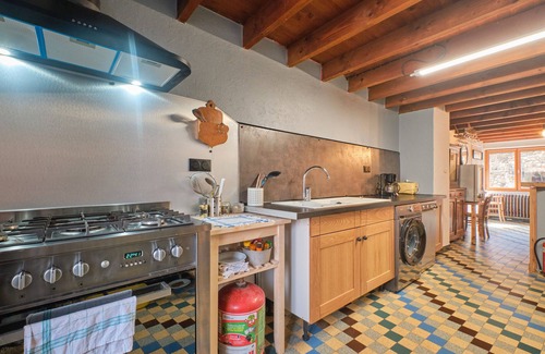 Besse Casa | Casa de vacaciones 'L'auberge Du Bati' con vistas a la montaña, balcón y Wi-Fi