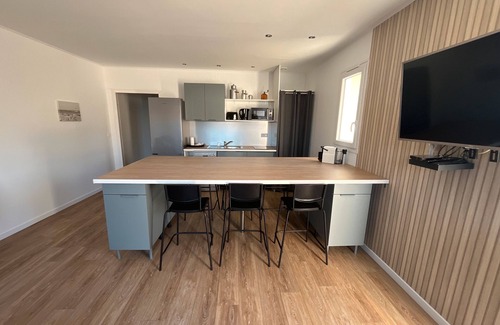 Saint-Hippolyte Casa | Holiday Home 'L'instant Fleuri' with Private Terrace and Wi-Fi