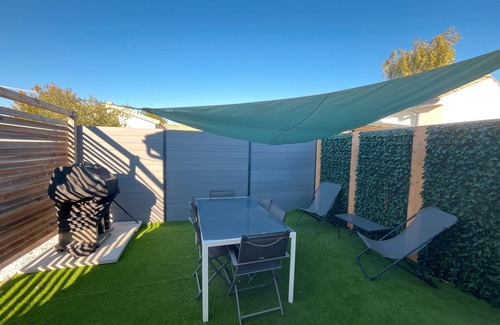 Saint-Hippolyte Casa | Holiday Home 'L'instant Fleuri' with Private Terrace and Wi-Fi