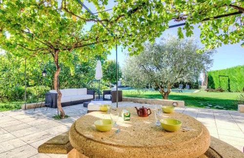 Cucuron Casa | Holiday Home L'Oustaou dei Figo by Interhome