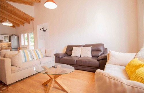 Cerezo de Abajo Casa | Casa de vacaciones 'La Casa Del Maestro' con vistas a la montaña, piscina privada y Wi-Fi