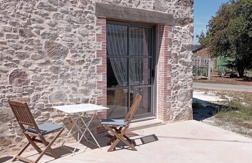 Pouzauges Casa | Casa de vacaciones 'La Petite Maison 15kms Puy Du Fou' con terraza privada y Wi-Fi