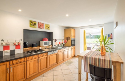 Ergue-Gaberic Casa | Holiday Home 'Le Jardin De Léonie' with Private Terrace, Private Garden and Wi-Fi