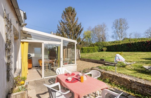 Ergue-Gaberic Casa | Holiday Home 'Le Jardin De Léonie' with Private Terrace, Private Garden and Wi-Fi