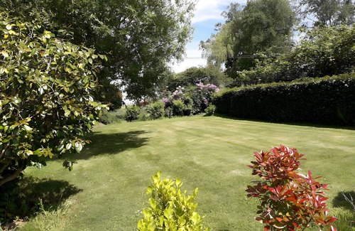 Ergue-Gaberic Casa | Holiday Home 'Le Jardin De Léonie' with Private Terrace, Private Garden and Wi-Fi