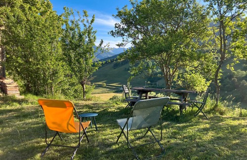 Saint-Andeol Casa | Casa de vacaciones 'Les Bleuets' con vistas a la montaña y jardín privado