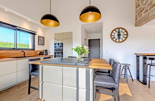 Saint-Fregant Casa | Holiday Home 'Maison - Spa - Proche Plage Et Gr34' with Terrace, Garden and Wi-Fi