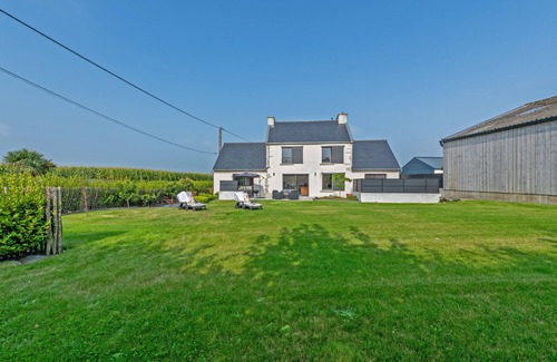 Saint-Fregant Casa | Holiday Home 'Maison - Spa - Proche Plage Et Gr34' with Terrace, Garden and Wi-Fi