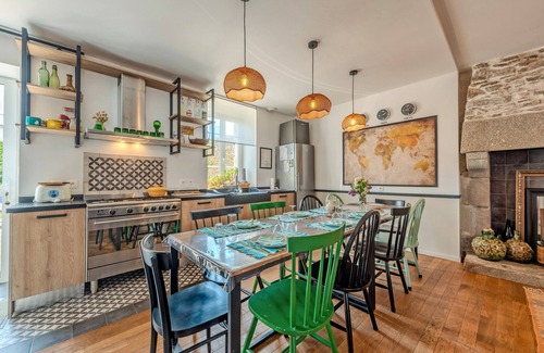 Lesneven Casa | Casa de vacaciones 'Maison 8 Pers Plein Centre Ville' con terraza privada, jardín privado y Wi-Fi