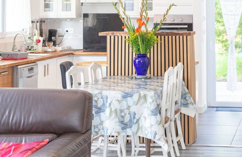 Saint-Yvi Casa | Casa de vacaciones 'Maison Avec Terrasse Et Jardin' con terraza privada, jardín privado y Wi-Fi