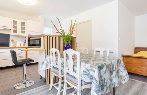 Saint-Yvi Casa | Casa de vacaciones 'Maison Avec Terrasse Et Jardin' con terraza privada, jardín privado y Wi-Fi