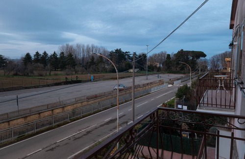 Capodimonte Casa | Holiday Home 'Monet 90mwifiparkingnetflix' with Balcony, Wi-Fi and Air Conditioning