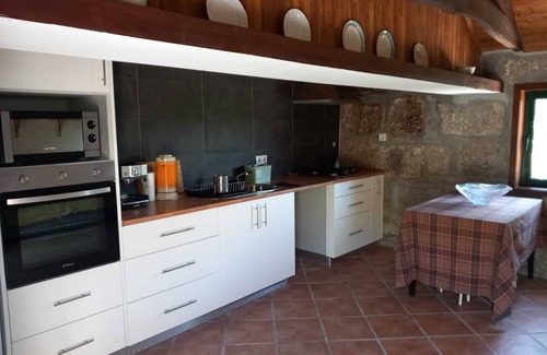 Beijos Casa | Casa de vacaciones 'Casa De Andrães - Glicíneas' con vistas a la montaña, Wi-Fi y aire acondicionado