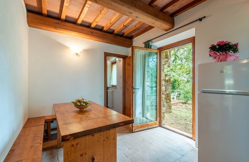 Montieri Apartamento | Casa Vacanze 'San Michele - Casa Convento' con Vista a la Montaña, Piscina Comunitaria y Wi-Fi