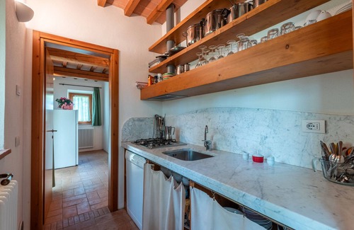 Montieri Apartamento | Casa Vacanze 'San Michele - Casa Convento' con Vista a la Montaña, Piscina Comunitaria y Wi-Fi