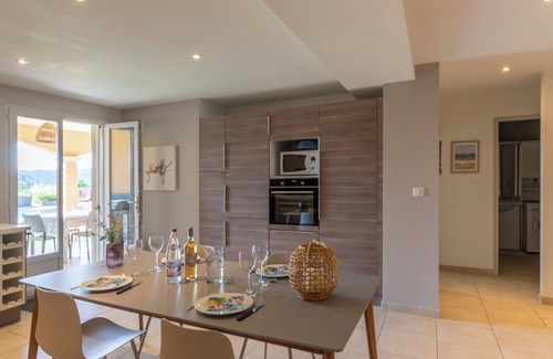 Saint-Privat Casa | Casa de vacaciones "Alojamiento Espacioso y Agradable" con vistas a la montaña, piscina privada y Wi-Fi