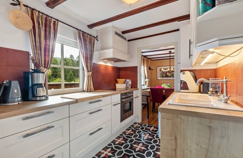 Schmallenberg Casa | Casa de vacaciones 'Tannenhäuschen' con vistas a la montaña, terraza privada y Wi-Fi