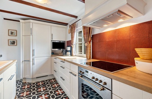 Schmallenberg Casa | Casa de vacaciones 'Tannenhäuschen' con vistas a la montaña, terraza privada y Wi-Fi