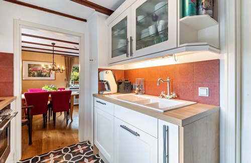 Schmallenberg Casa | Casa de vacaciones 'Tannenhäuschen' con vistas a la montaña, terraza privada y Wi-Fi