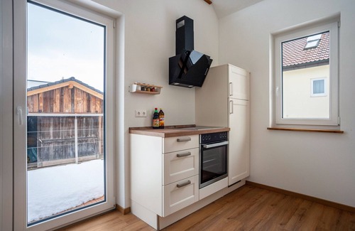 Krumbach Casa | Casa de vacaciones 'Tiny Time' con terraza privada, jardín compartido y Wi-Fi