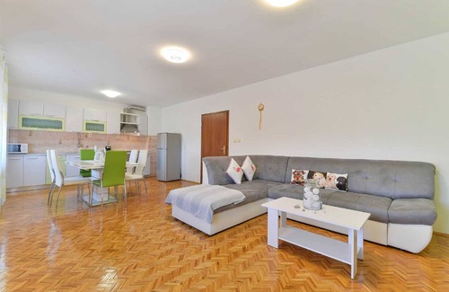 Suhovare Chalet De Esquí | Holiday Home Vesna with pool and children area