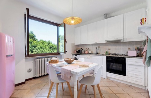 Angera Casa | Casa de vacaciones 'Villa Fox' con jardín, balcón y Wi-Fi compartido
