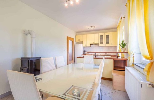 Valtura Casa | Casa vacacional con un gran jardín, terraza y parque infantil