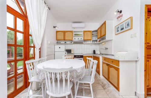 Balatonbereny Casa | Casa vacacional con un hermoso jardín y piscina