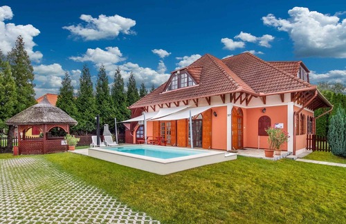 Balatonbereny Casa | Casa vacacional con un hermoso jardín y piscina