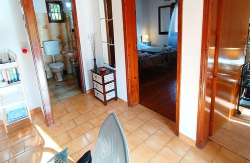 Pelekito Casa | Elia House se encuentra en una finca privada verde llena de olivos.