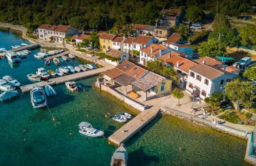 Punta Kriza Apartamento | Holiday house Punta Blue & Orange 5m from the sea, island Cres