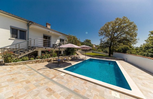 Vinodolska opcina Casa | Casa vacacional con piscina privada, solárium y cenador.