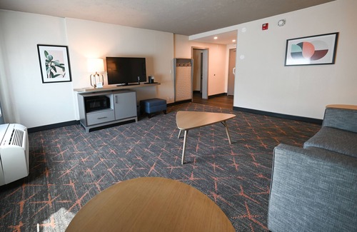 Mayfield Hotel | Holiday Inn Cleveland-Mayfield by IHG