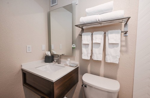 Mayfield Hotel | Holiday Inn Cleveland-Mayfield by IHG