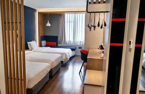 Jinniu Hotel | Holiday Inn Express Chengdu North Railway Station by IHG - Near Panda Base, Near Chunxi Road Free laundromat