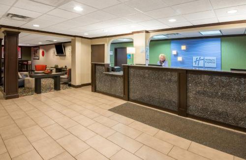 Brook Park Hotel | Holiday Inn Express Cleveland Airport - Brook Park by IHG