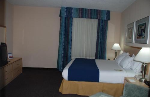 Near East Side Hotel | Holiday Inn Express Hotel & Suites San Antonio - Rivercenter Area by IHG